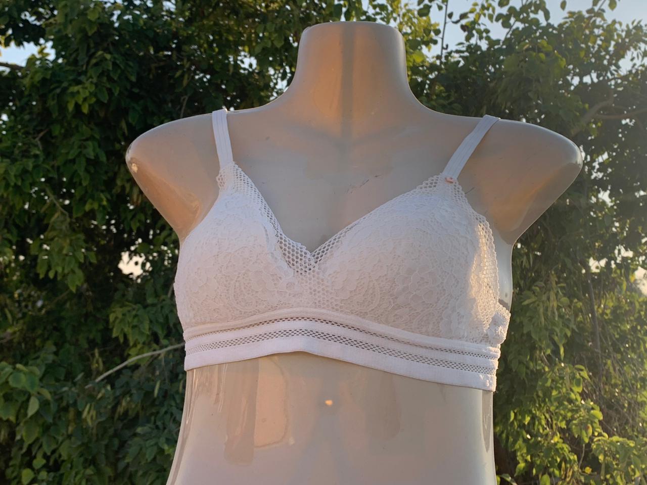 Lace Wireless Bralette – Soft Everyday Comfort Bra (White & Peach) + Free Gift